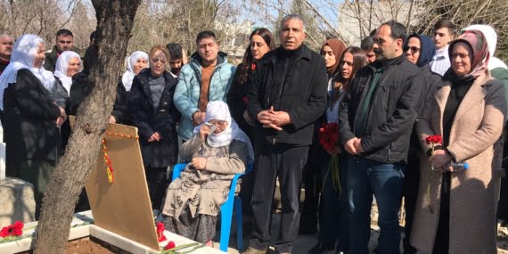 Batman’da 31 yıl önce katledilen gazeteci Cengiz Altun mezarı başında anıldı