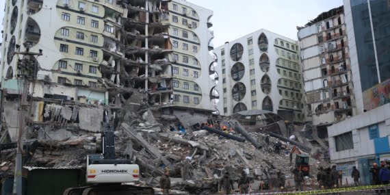 Diyarbakır’da 15 kişi  yıkılan binalar nedeniyle tutuklandı