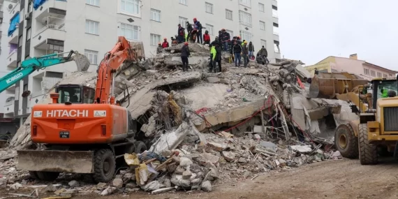 Yaptıkları binanın enkazında kalarak can verdiler