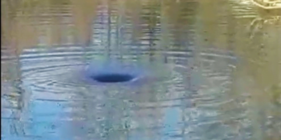 Lice’de deprem sonrası oluşan obruk, dere yatağını kuruttu