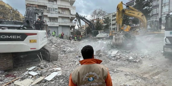 Urfa’da yıkılan binalara ilişkin 8 kişi gözaltına alındı