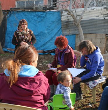 smsr-23-02-2023-kadinlar-depremzedeleri-gezdi1