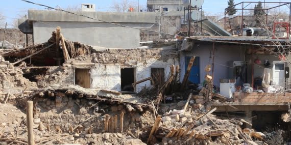 ‘Koşarken kapı kilitlendi, kolonlar yıkıldı, altında kaldık’