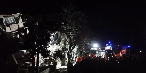 Hasarlı bir evden eşya çıkarmak isteyenler depreme yakalandı: 3 ölü