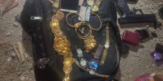 Komiser yardımcısı ve bekçinin arabasından enkaz altından alınan döviz ve altın dolu çanta çıktı! Komiser yardımcısı ve bekçinin arabasından enkaz altından alınan döviz ve altın dolu çanta çıktı!