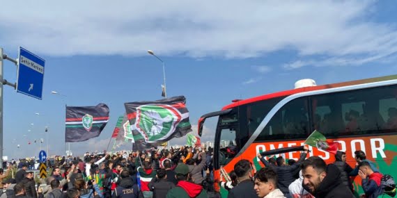 Bursa’da saldırıya uğrayan Amedspor kafilesine kitlesel karşılama