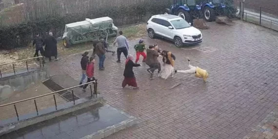 Depremin ardından köylerine dönen aileye akrabaları dehşeti yaşattı! 'Altı kardeşiz dışarı çıkamıyoruz' Depremin ardından köylerine dönen aileye akrabaları dehşeti yaşattı! ‘Altı kardeşiz dışarı çıkamıyoruz’