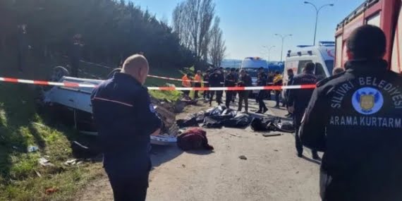 İstanbul TEM Otoyol’da meydana gelen zincirleme kazada 6 kişi yaşamını yitirdi, 3 kişi yaralandı.