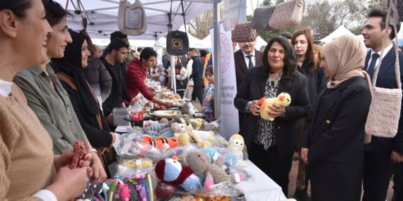 Batman'da depremzedelerle dayanışma kermesi Batman’da depremzedelerle dayanışma kermesi