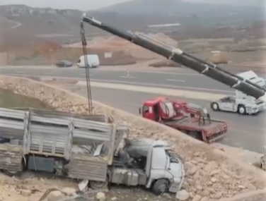 Siirt'te tır uçuruma yuvarlandı: 1 ölü Siirt’te tır uçuruma yuvarlandı: 1 ölü