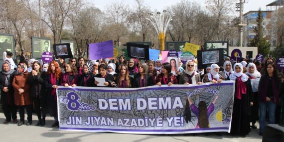 Batman’da yüzlerce kadın 8 Mart için bir araya geldi