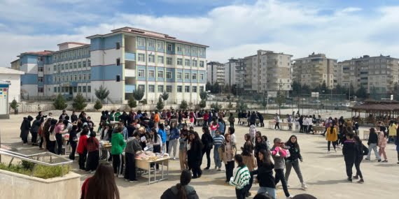Batmanlı öğrencilerden depremzedeler yararına kermes Batmanlı öğrencilerden depremzedeler yararına kermes