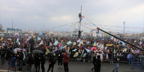 Batman’da on binler newroza katıldı