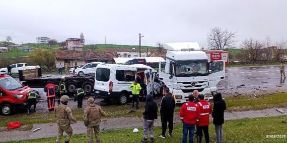 Batman Siirt yolunda kaza: 1 ölü, 2 yaralı Batman Siirt yolunda kaza: 1 ölü, 2 yaralı