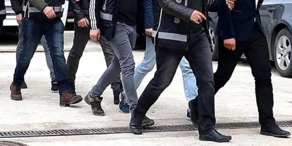 Siirt'te DBP ve DEM Parti'li çok sayıda siyasetçi gözaltına alındı Siirt’te DBP ve DEM Parti’li çok sayıda siyasetçi gözaltına alındı