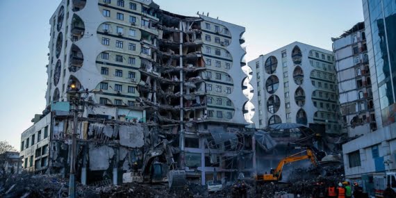 Depremde yıkılan sitenin alt katına kolon yerine havuz yapılmış Depremde yıkılan sitenin alt katına kolon yerine havuz yapılmış