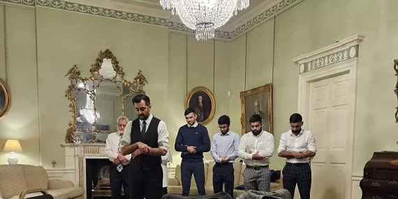 İskoçya Başbakanı Hamza Yusuf resmi konutta namaz kıldığı fotoğrafları paylaştı