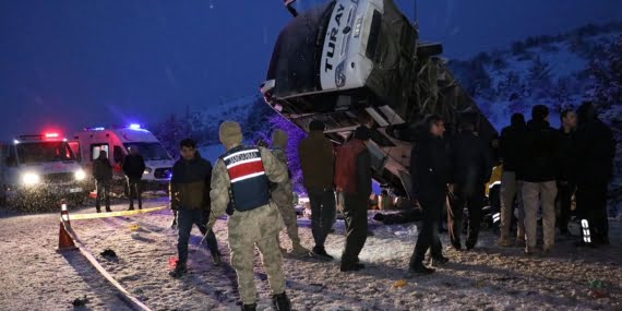 Yolcu otobüsü devrildi: 2 ölü, 21 yaralı