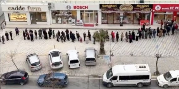 Et fiyatları arttı; Et ve Süt Kurumu önünde uzun kuyruklar oluştu Et fiyatları arttı; Et ve Süt Kurumu önünde uzun kuyruklar oluştu