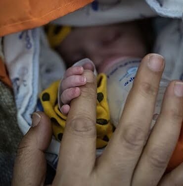 saglik-bakanligi-ndan-depremzede-bebeklerin-beslenmesiyle-ilgili-uyari-1127527-5-720x375