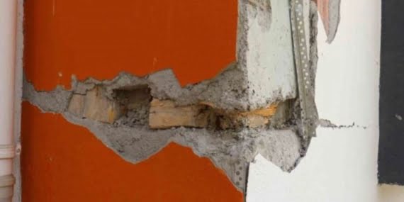 4 yıllık binanın kolon ve kiriş aralarından tahta parçaları çıktı