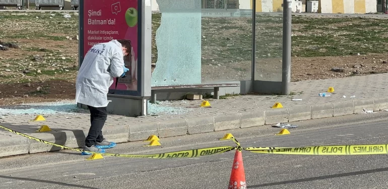 tam-anlamiyla-vahset-kadinlar-gununde-esini-kursun-yagmuruna-tuttu-e9xK