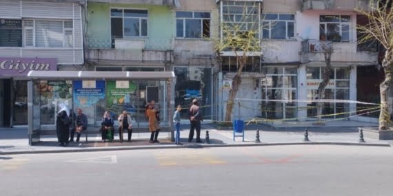 Batman’da otobüs durağı bitişiğindeki ağır hasarlı bina yıkımı bekliyor