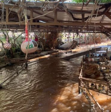 690x390cc-mrd-17-04-2023-su-altinda-kalan-beyazsuda-esnaf-kaderine-terk-edildi3