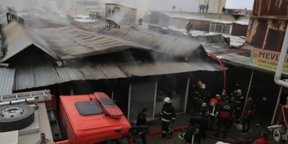 Van’ın Büyük Halk Pazarı’nda büyük yangın