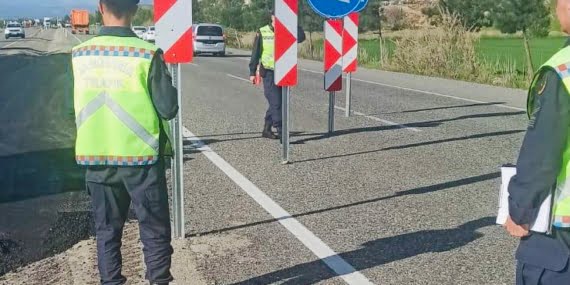 Çöken yolun güvenliğini sağlayan işçiye araç çarptı