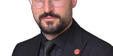 Fethullah TAŞ Kimdir ? 1988 yılında Batman’da doğdu.   İlk, orta ve lise öğrenimini Batman da tamamladı. 2009 yılında İnternational of Sarajevo Ünv. 2 yıl Dil eğitimi tamamladı. 2015 yılın da Batman Üniversitesi Jeoloji Mühendisliği Bölümü'nden mezun oldu. 2016 yılında Işık Üniversitesi İş Sağlığı ve Güvenliği Bölümü'nde Yüksek Lisansı tamamladı. Bir çok Sivil toplum kuruluşunda ve Öğrenci Kulüpleri Platformu'nda çeşitli düzeylerde görev yaptı.   2011 yılında AK Parti Batman Gençlik Kolları Yönetim Kurulu üyeliğine, ardından AK Parti Batman Gençlik Kolları il başkan yardımcılığına seçildi. 2020 yılında Yeniden Refah Partisi yönetim kurulu üyeliğine, ardından Yeniden Refah Partisi Batman Teşkilat başkanlığını görevini yürüttü.   Batman’da inşaat sektöründe faaliyet gösteren özel bir firmada yöneticilik ve mühendislik yapmaktadır. Evli ve 1 erkek çocuğu babasıdır.