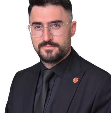 Fethullah TAŞ Kimdir ? 1988 yılında Batman’da doğdu.   İlk, orta ve lise öğrenimini Batman da tamamladı. 2009 yılında İnternational of Sarajevo Ünv. 2 yıl Dil eğitimi tamamladı. 2015 yılın da Batman Üniversitesi Jeoloji Mühendisliği Bölümü'nden mezun oldu. 2016 yılında Işık Üniversitesi İş Sağlığı ve Güvenliği Bölümü'nde Yüksek Lisansı tamamladı. Bir çok Sivil toplum kuruluşunda ve Öğrenci Kulüpleri Platformu'nda çeşitli düzeylerde görev yaptı.   2011 yılında AK Parti Batman Gençlik Kolları Yönetim Kurulu üyeliğine, ardından AK Parti Batman Gençlik Kolları il başkan yardımcılığına seçildi. 2020 yılında Yeniden Refah Partisi yönetim kurulu üyeliğine, ardından Yeniden Refah Partisi Batman Teşkilat başkanlığını görevini yürüttü.   Batman’da inşaat sektöründe faaliyet gösteren özel bir firmada yöneticilik ve mühendislik yapmaktadır. Evli ve 1 erkek çocuğu babasıdır.