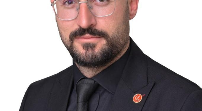 Fethullah TAŞ Kimdir ? 1988 yılında Batman’da doğdu.   İlk, orta ve lise öğrenimini Batman da tamamladı. 2009 yılında İnternational of Sarajevo Ünv. 2 yıl Dil eğitimi tamamladı. 2015 yılın da Batman Üniversitesi Jeoloji Mühendisliği Bölümü'nden mezun oldu. 2016 yılında Işık Üniversitesi İş Sağlığı ve Güvenliği Bölümü'nde Yüksek Lisansı tamamladı. Bir çok Sivil toplum kuruluşunda ve Öğrenci Kulüpleri Platformu'nda çeşitli düzeylerde görev yaptı.   2011 yılında AK Parti Batman Gençlik Kolları Yönetim Kurulu üyeliğine, ardından AK Parti Batman Gençlik Kolları il başkan yardımcılığına seçildi. 2020 yılında Yeniden Refah Partisi yönetim kurulu üyeliğine, ardından Yeniden Refah Partisi Batman Teşkilat başkanlığını görevini yürüttü.   Batman’da inşaat sektöründe faaliyet gösteren özel bir firmada yöneticilik ve mühendislik yapmaktadır. Evli ve 1 erkek çocuğu babasıdır.