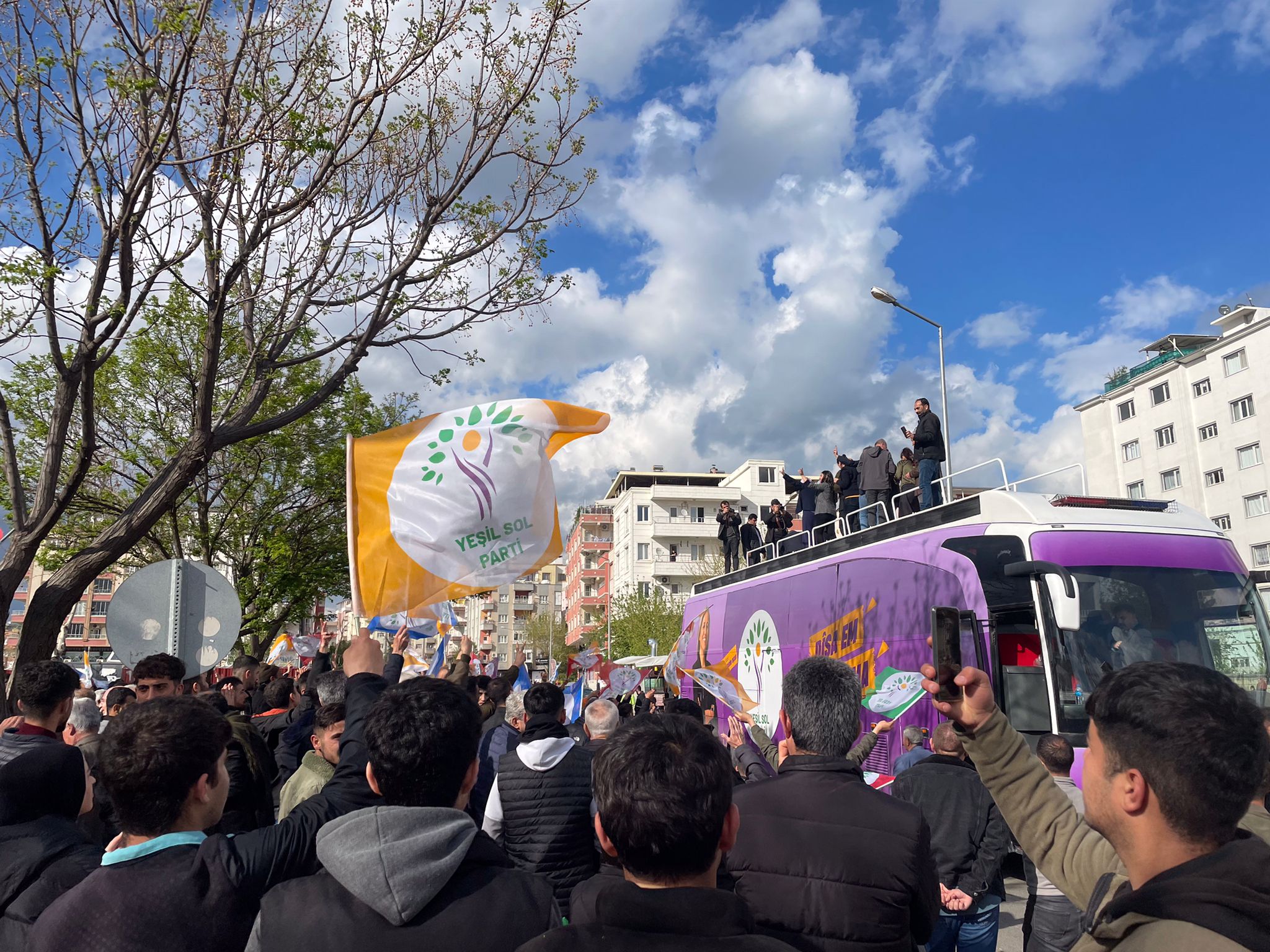 Batman'da Yeşil Sol Parti milletvekili adaylarından şehir turu