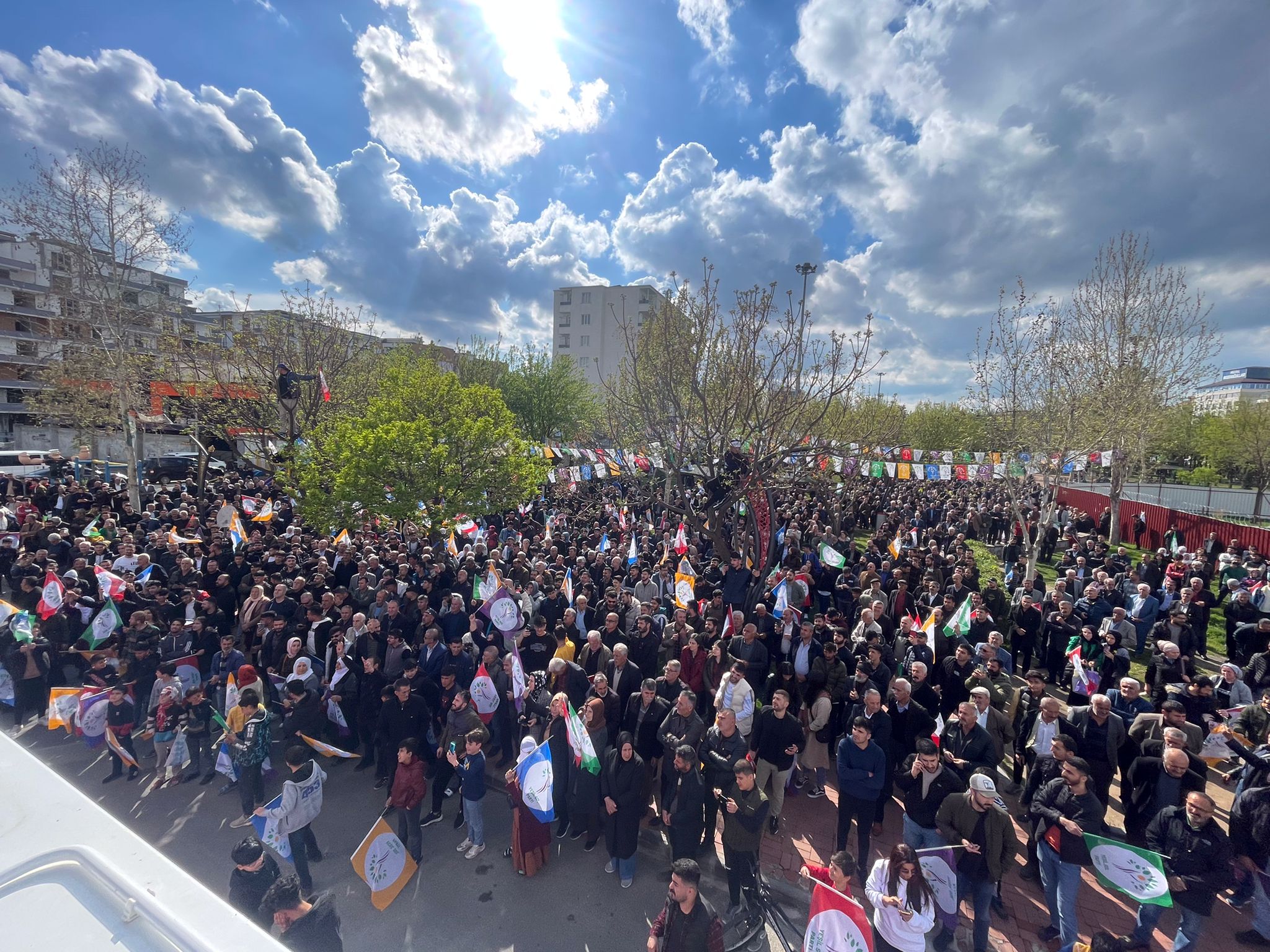 Batman'da Yeşil Sol Parti milletvekili adaylarından şehir turu