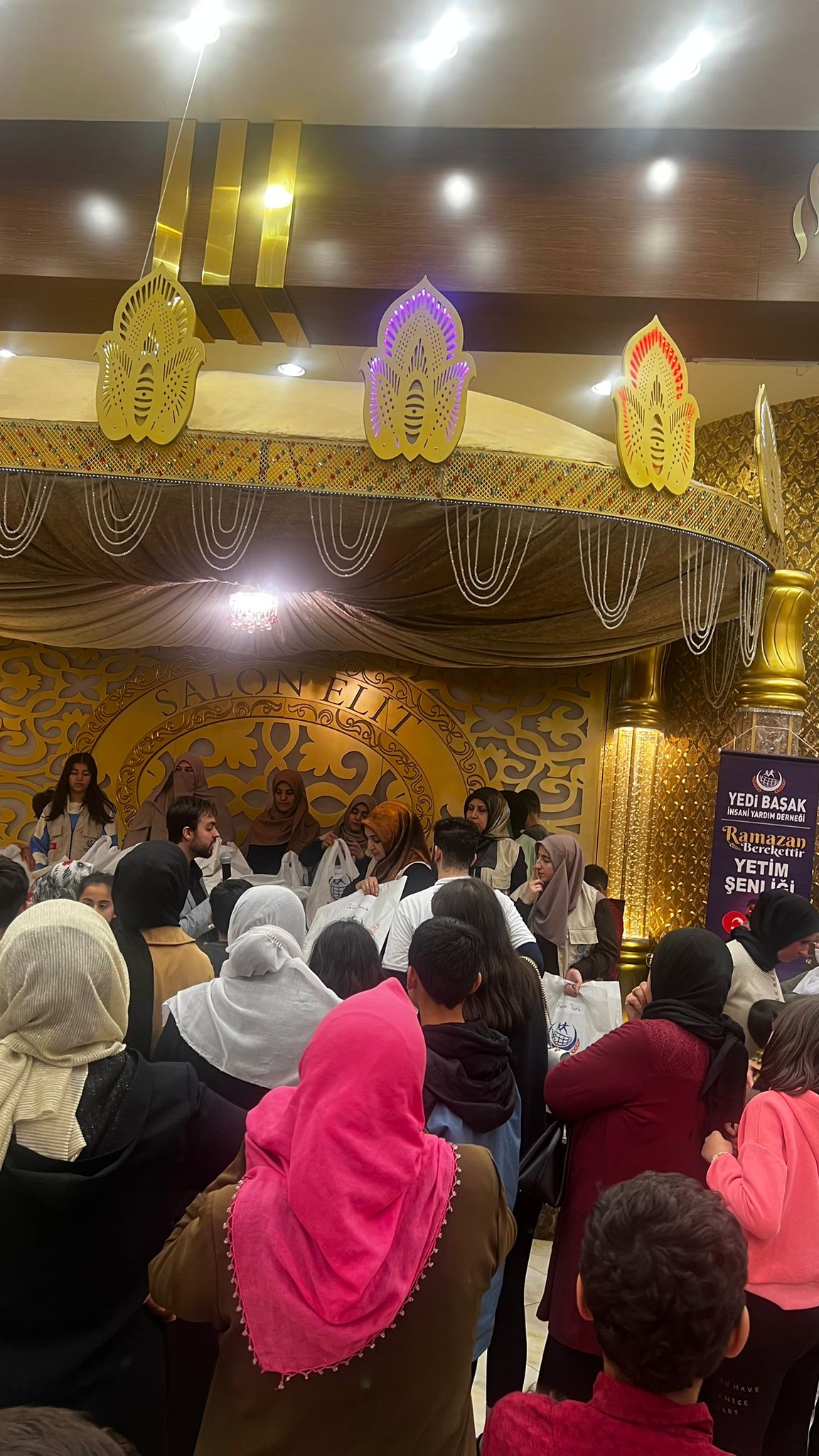 Yedi Başak İnsani Yardım Derneği, yetim çocukları iftar programında ağırladı