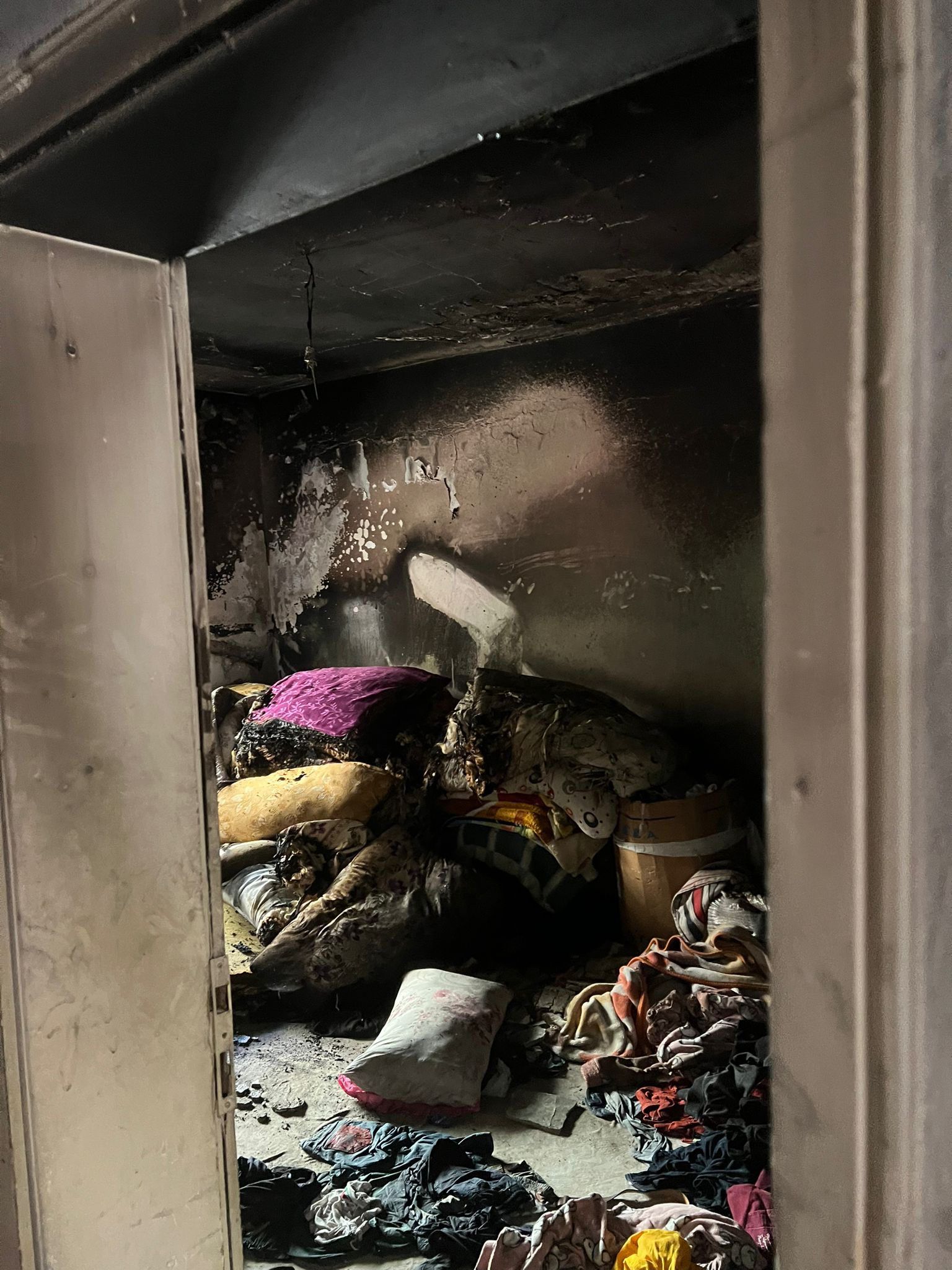 Elektirik kontağından çıkan yangın evi küle çevirdi
