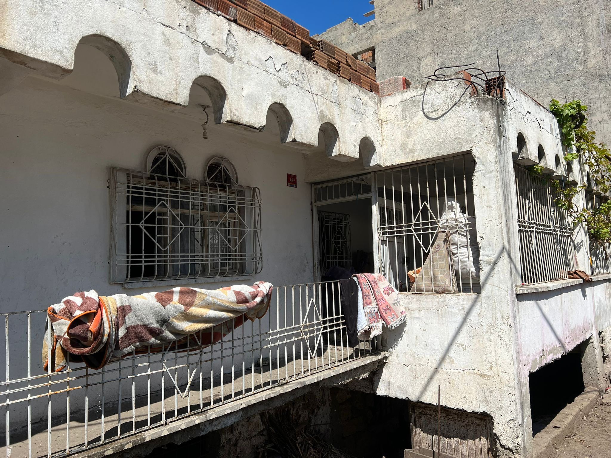 Elektirik kontağından çıkan yangın evi küle çevirdi