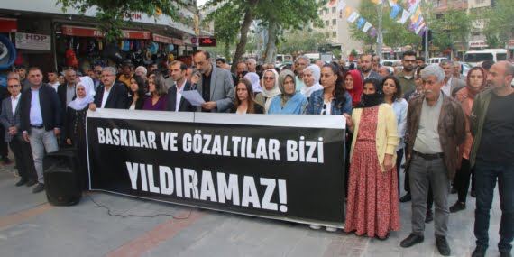 Batman’da Yeşil Sol Parti ve sanatçılardan gözaltı tepkisi