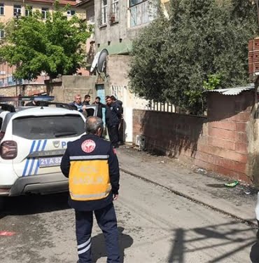 diyarbakirda-vahset-esini-bogarak-kuzenini-bicaklayarak-oldurdu