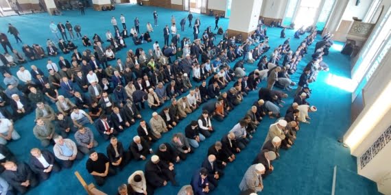 Necat Nasıroğlu Külliyesi’nde ilk cuma namazı kılındı