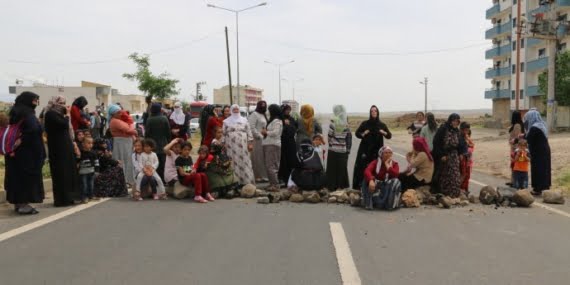 Kadınlar yolu trafiğe kapattı