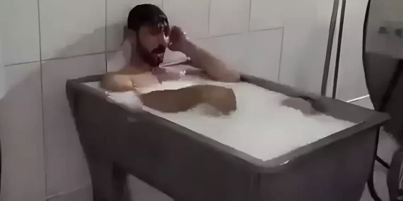 Süt banyosuyla gündeme gelen işçi 70 kişiye hakaret davası