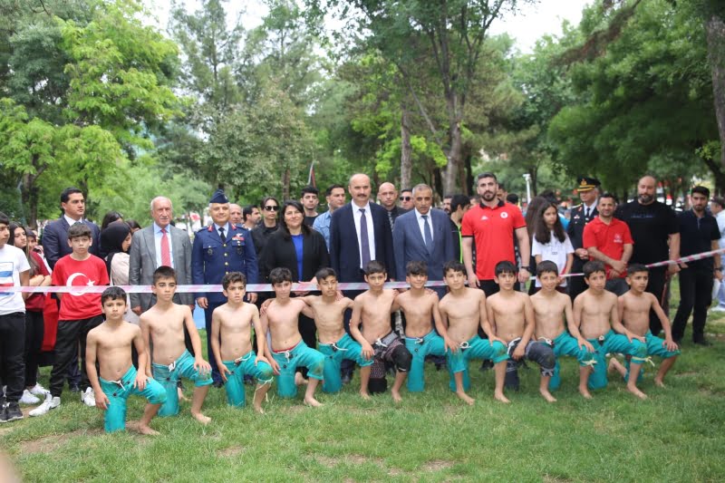 Batman'da 19 Mayıs Atatürk'ü Anma Gençlik ve Spor Bayramı kutlandı Batman'da 19 Mayıs Atatürk'ü Anma Gençlik ve Spor Bayramı kutlandı