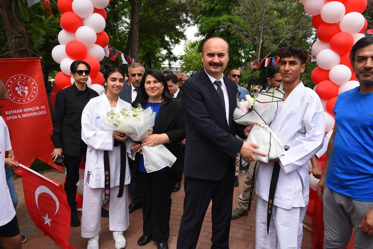 Batman'da 19 Mayıs Atatürk'ü Anma Gençlik ve Spor Bayramı kutlandı Batman'da 19 Mayıs Atatürk'ü Anma Gençlik ve Spor Bayramı kutlandı