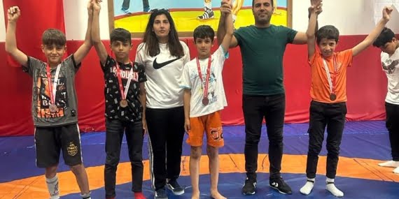 Batman’da güreşte küçükler minderi terletti