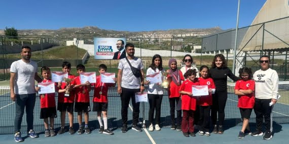 Batmanlı küçük sporculardan teniste büyük başarı