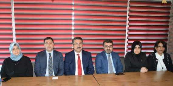 AK Parti Batman Milletvekili adayları kahvaltı etkinliğinde gazetecilerle bir araya geldi
