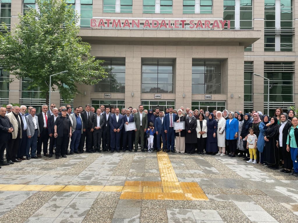 AK Partili Milletvekilleri mazbatalarını aldı