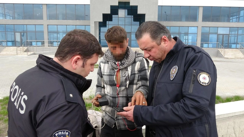 Giydiği giysiler canlı bomba paniği yarattı